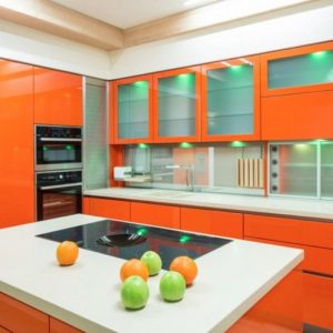 Оранжевая современная угловая глянцевая кухня с островом