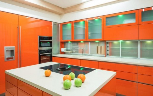 Оранжевая современная угловая глянцевая кухня с островом