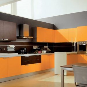 Оранжевая современная угловая матовая кухня с барной стойкой
