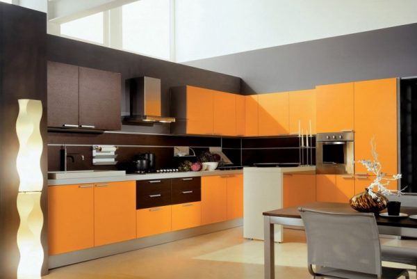 Оранжевая современная угловая матовая кухня с барной стойкой