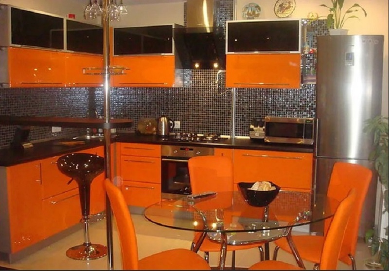 Оранжевая красивая современная угловая глянцевая кухня в стильном интерьере