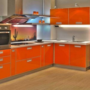 Оранжевая современная угловая стильная кухня
