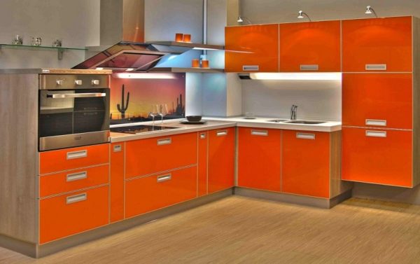 Оранжевая современная угловая стильная кухня