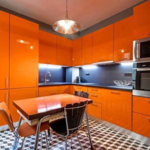 Оранжевая современная угловая глянцевая красивая кухня со встроенным холодильником