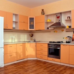 Персиковая современная стильная угловая кухня с открытыми полками