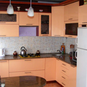 Персиковая современная стильная угловая матовая кухня с мраморной столешницей