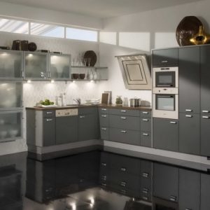 Серая красивая современная стильная угловая матовая кухня со встроенным холодильником и духовкой
