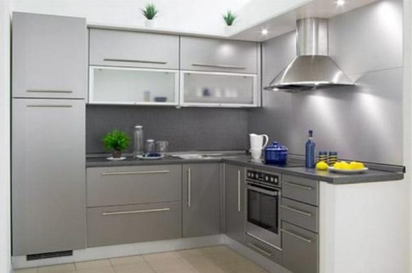 Серебристая современная стильная угловая глянцевая кухня для маленького помещения