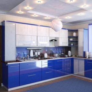 Двухцветная синяя с белым современная угловая кухня с нижними шкафами вдоль окна