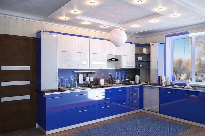 Двухцветная синяя с белым современная угловая кухня с нижними шкафами вдоль окна