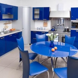 Синяя современная угловая кухня со встроенной бытовой техникой