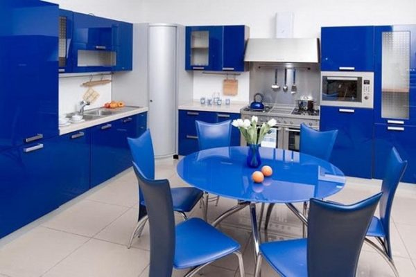 Синяя современная угловая кухня со встроенной бытовой техникой