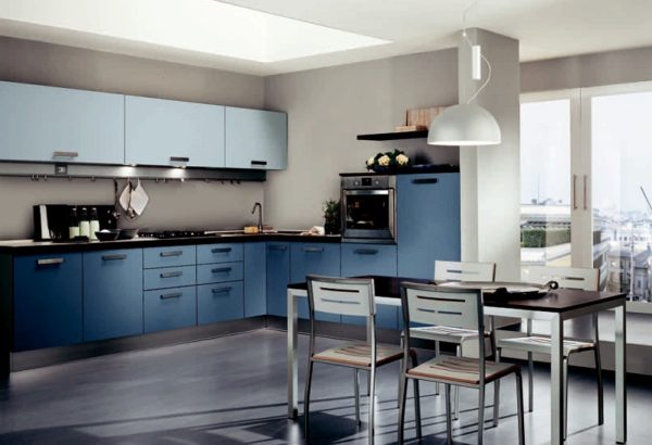 Синяя современная угловая матовая кухня с голубыми верхними шкафами