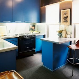 Синяя кухня с каменной столешницей