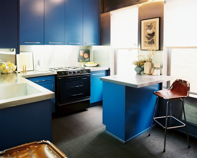 Синяя кухня с каменной столешницей