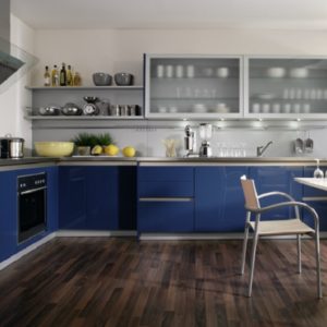 Синяя кухня с открытыми полками в стиле минимализм