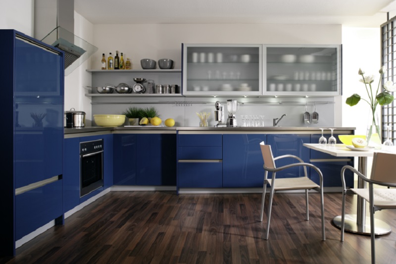 Синяя кухня с открытыми полками в стиле минимализм