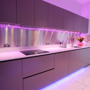 Фиолетовая прямая кухня минимализм с матовыми фасадами без ручек