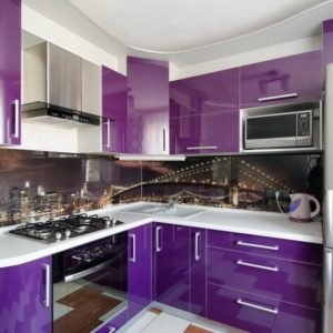 Фиолетовая кухня угловая 2 на 3 метра для маленького помещения с глянцевыми фасадами и белой столешницей