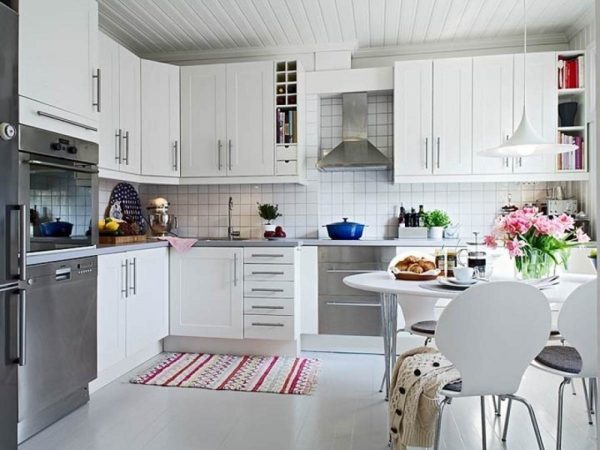 Белая кухня в скандинавском стиле угловой формы