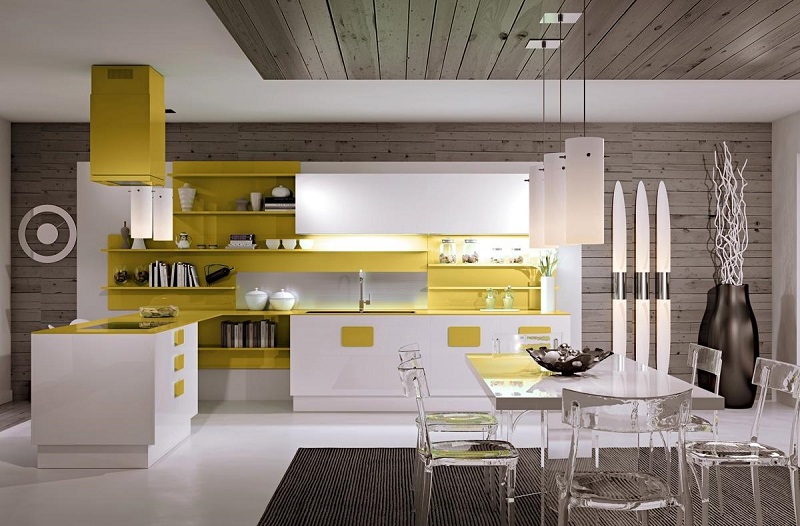 Белая кухня Хай-тек большого размера с желтой стеновой панелью