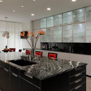 Кухня Хай-тек со стеклянными фасадами верхних шкафов
