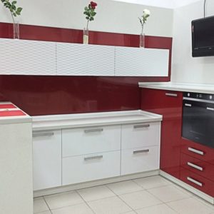 Белая кухня 3D с высокой духовкой в сочетании с бордовым цветом