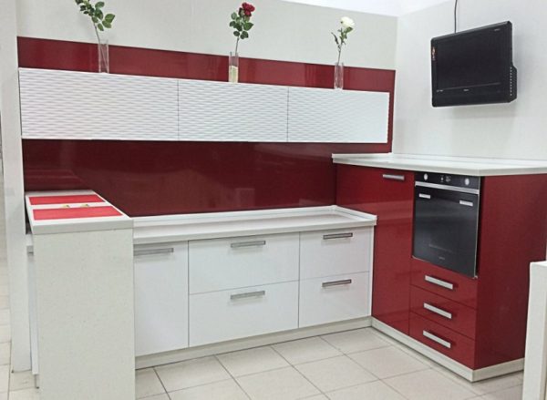 Белая кухня 3D с высокой духовкой в сочетании с бордовым цветом