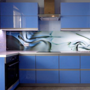 Кухня стекло с эмалью синего цвета с интегрированными ручками в стиле минимализм