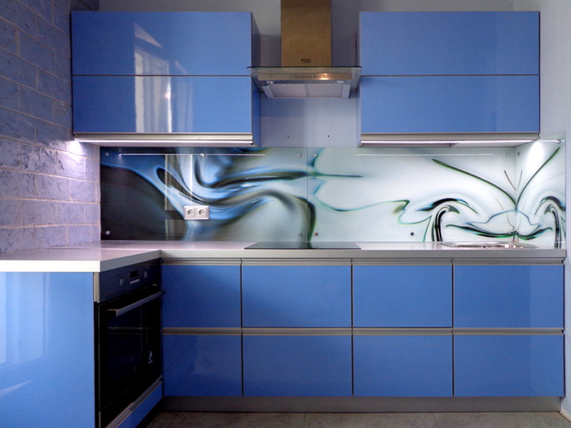 Кухня стекло с эмалью синего цвета с интегрированными ручками в стиле минимализм