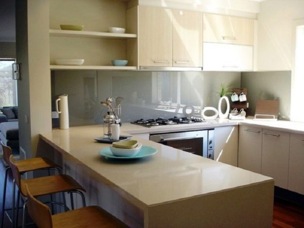 Бежевая глянцевая кухня П-образной формы в стиле минимализм