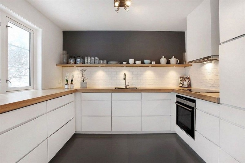 Белая кухня с деревянной столешницей в современном стиле минимализм П-образной формы