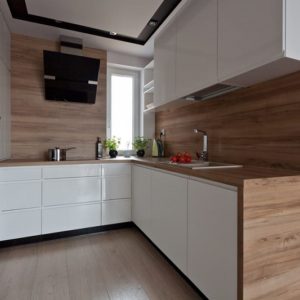 Белая угловая глянцевая кухня эмаль с деревянной столешницей