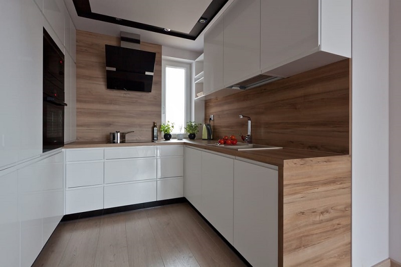 Белая угловая глянцевая кухня эмаль с деревянной столешницей