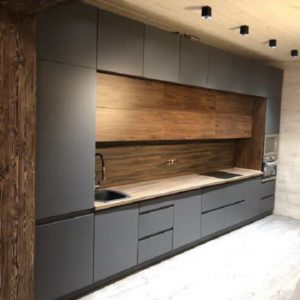 Серая стильная кухня с деревянной столешницей под потолок со встроенным холодильником