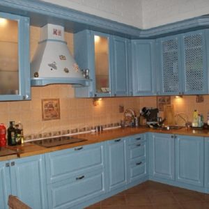 Голубая кухня с деревянной столешницей в классическом стиле