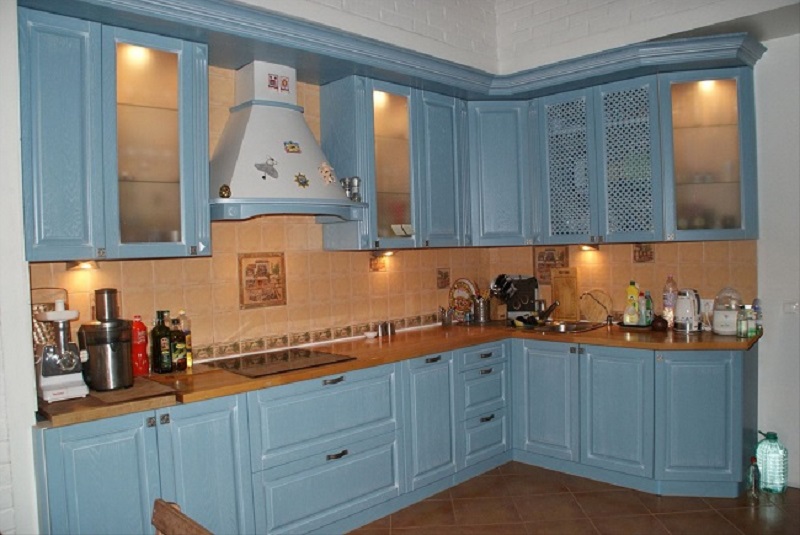 Голубая кухня с деревянной столешницей в классическом стиле
