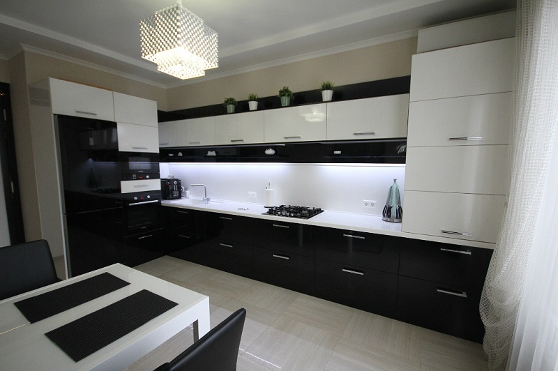 Кухня с черным низом и белым верхом с горизонтальными верхними шкафами