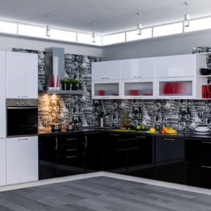 Кухня с черным низом и белым верхом угловая с высокой духовкой "на уровне глаз"