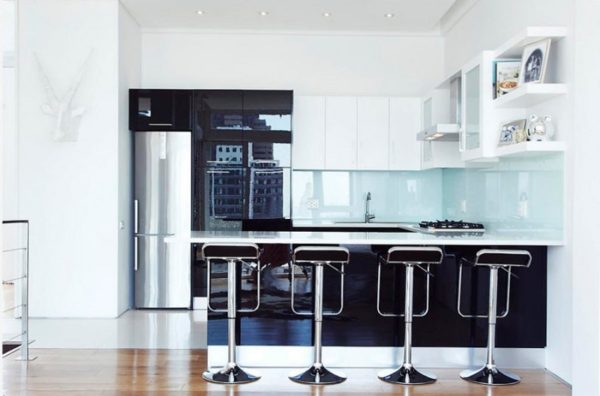 Кухня белая с черными низом маленькая для квартиры-студии