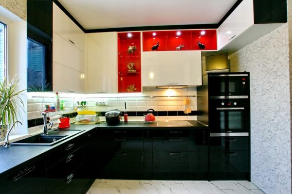 Кухня белая с черными низом глянцевая угловой формы