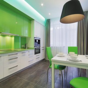 Бело-зеленая кухня с высокой духовкой