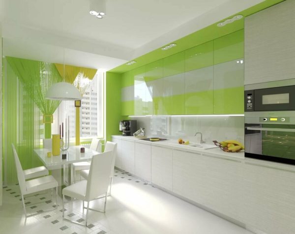 Бело-зеленая кухня под потолок