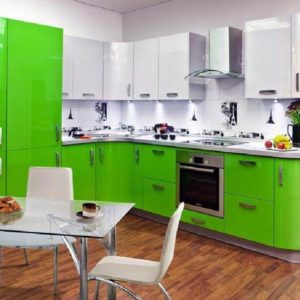 Бело-зеленая угловая кухня