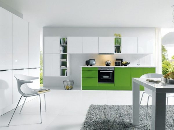 Бело-зеленая кухня с открытыми полками