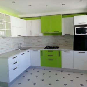Красивая бело-зеленая кухня