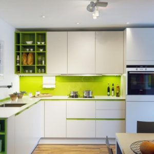 Бело-зеленая кухня с левым углом