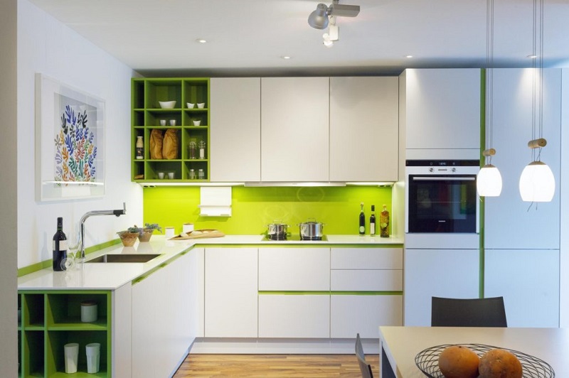Бело-зеленая кухня угловой формы