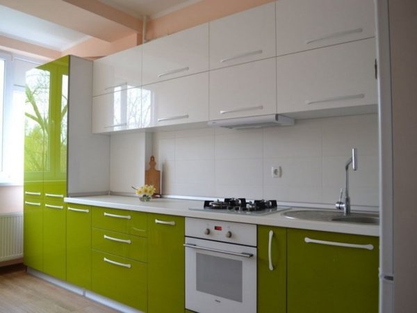 Прямая бело-зеленая кухня