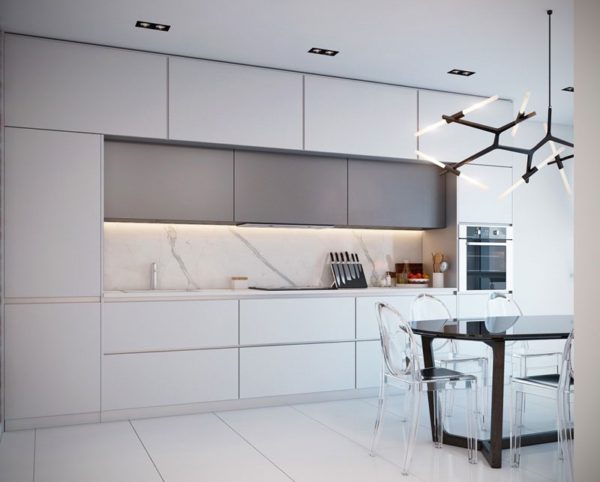 Трехуровневая кухня под потолок белого цвета с матовыми фасадами без ручек прямой формы